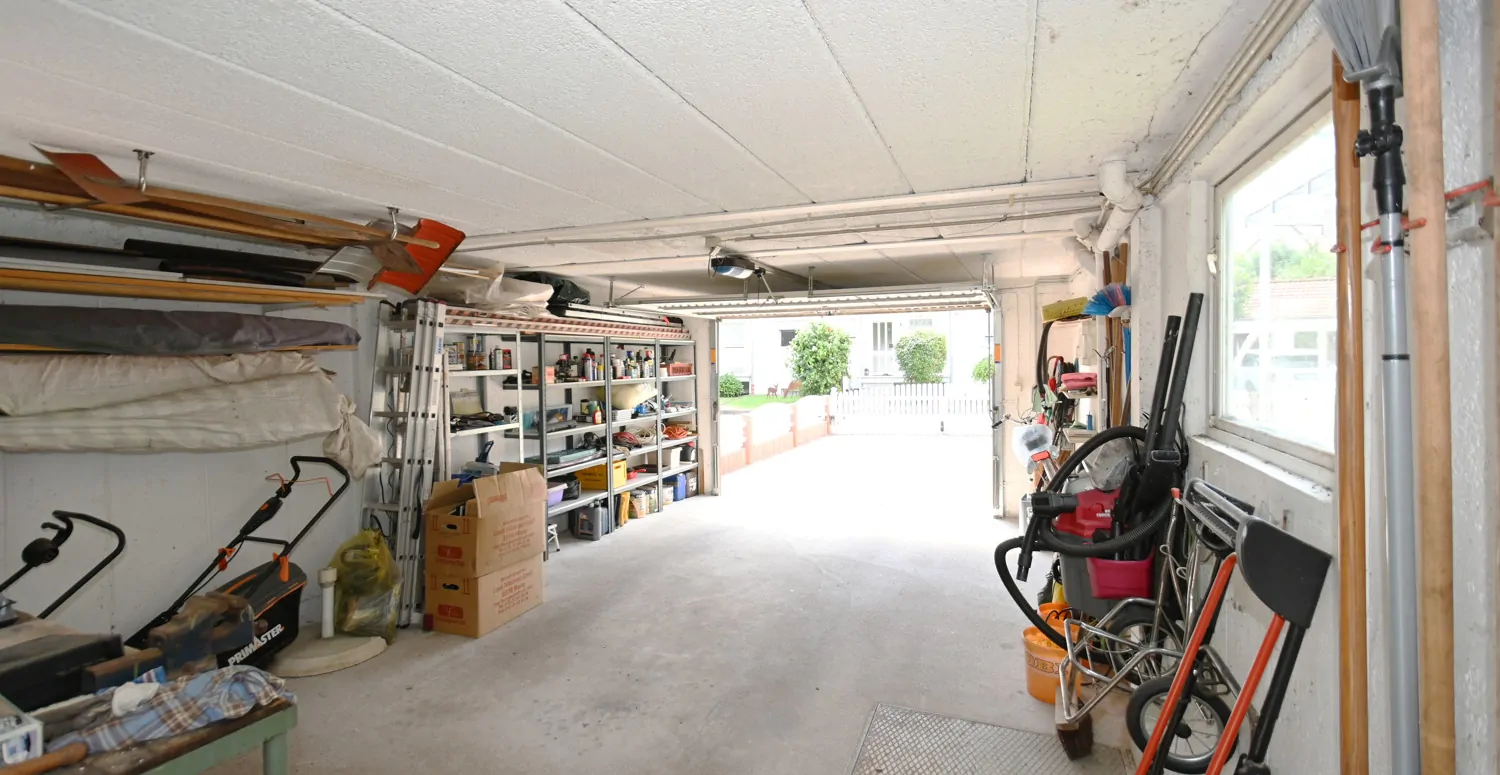 Großflächige Garage mit Starkstromanschluss