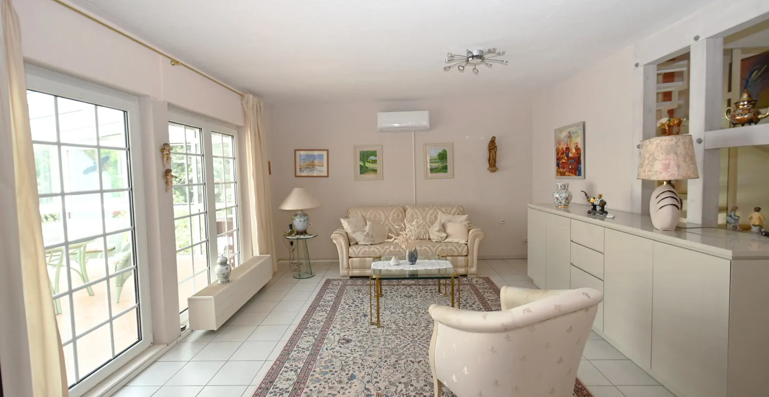 EG, Wohnzimmer mit Zugang zum Wintergarten