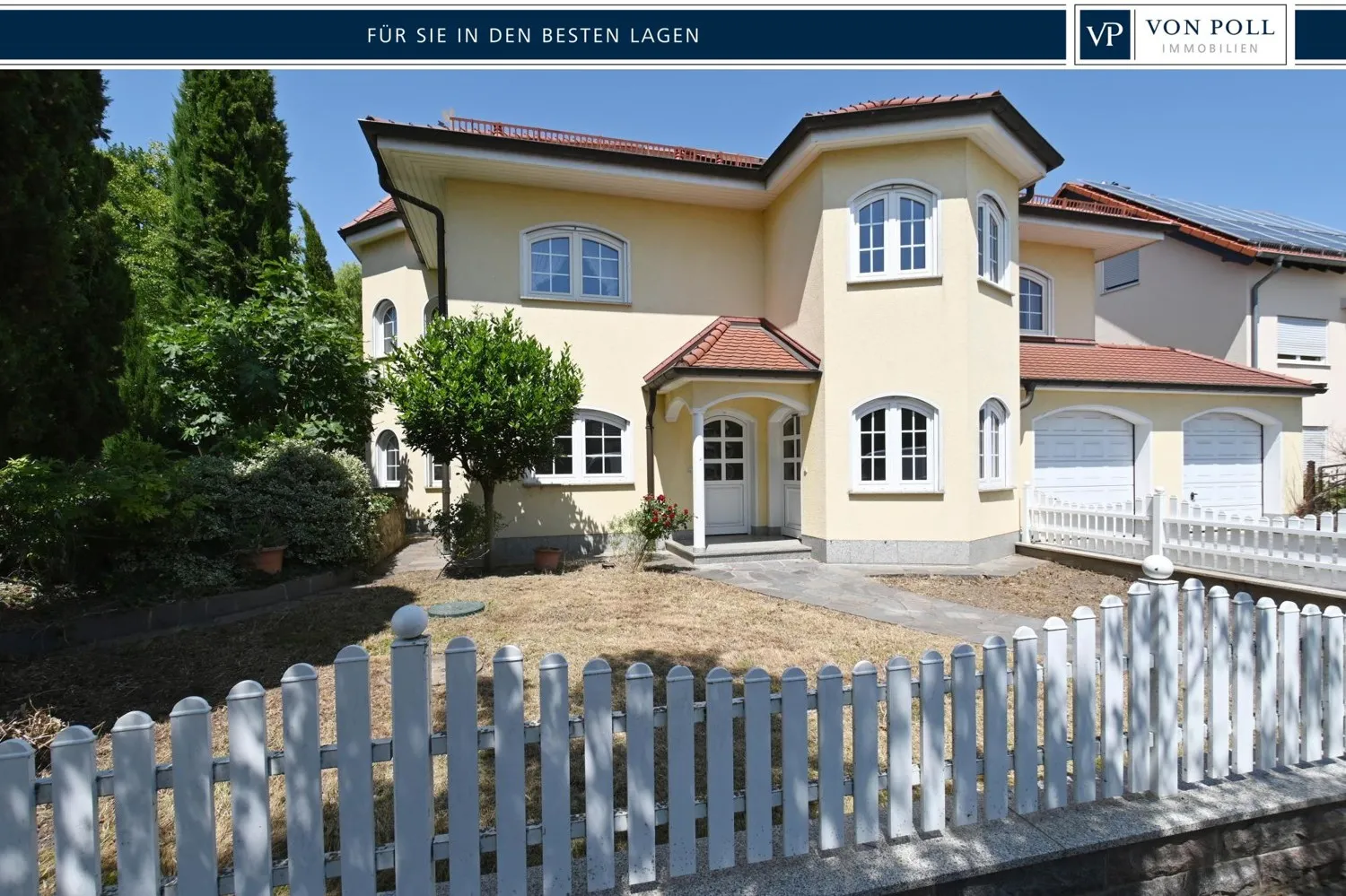 Architecture raffinée dans un quartier calme avec appartement indépendant, panneaux solaires et deux garages intégrés !