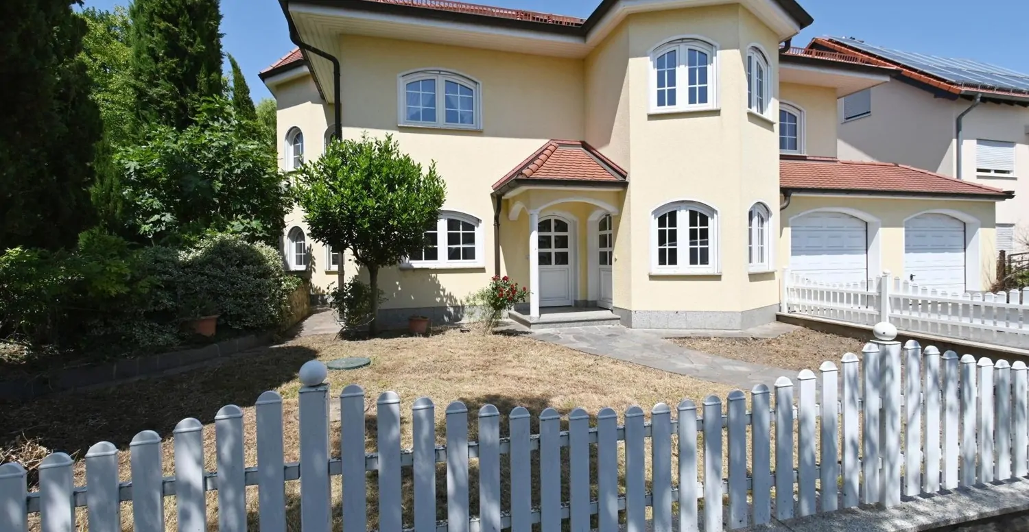 Anspruchsvolle Architektur in ruhige Lage mit ELW , Solaranlage und zwei innenliegenden Garagen!