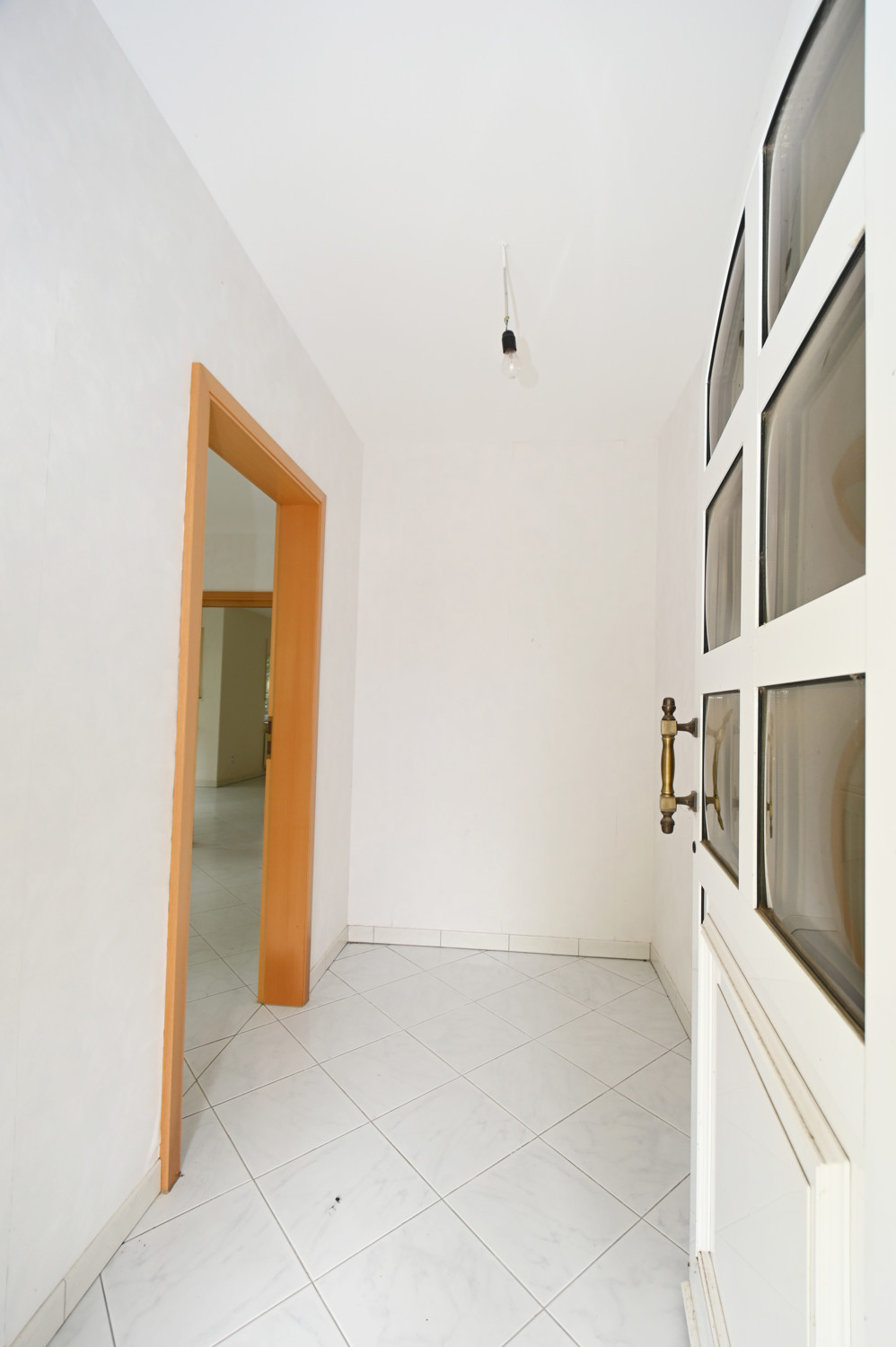 Anspruchsvolle Architektur in ruhige Lage mit ELW , Solaranlage und zwei innenliegenden Garagen!