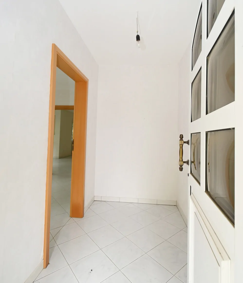 Anspruchsvolle Architektur in ruhige Lage mit ELW , Solaranlage und zwei innenliegenden Garagen!