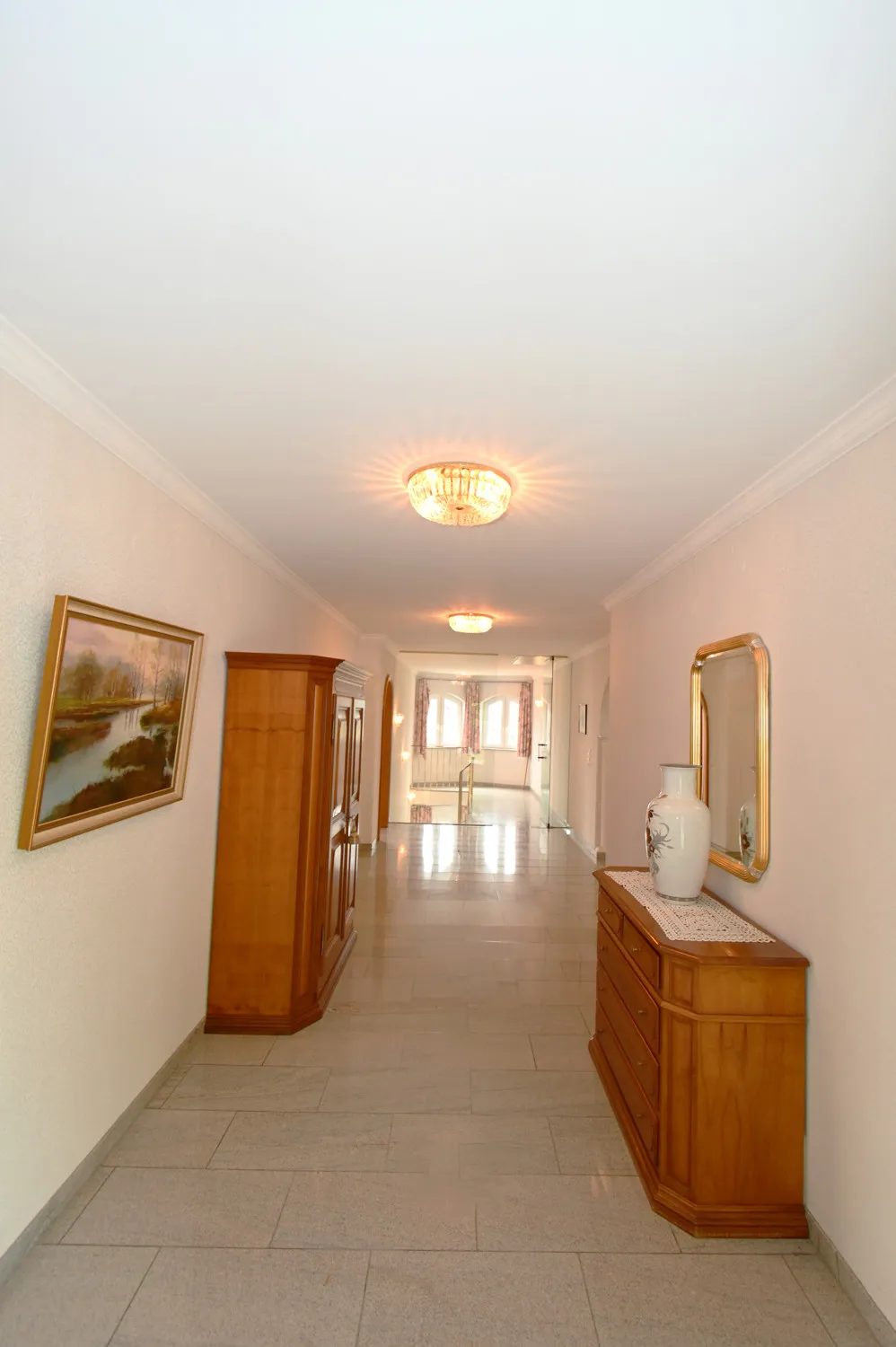Architecture raffinée dans un quartier calme avec appartement indépendant, panneaux solaires et deux garages intégrés !