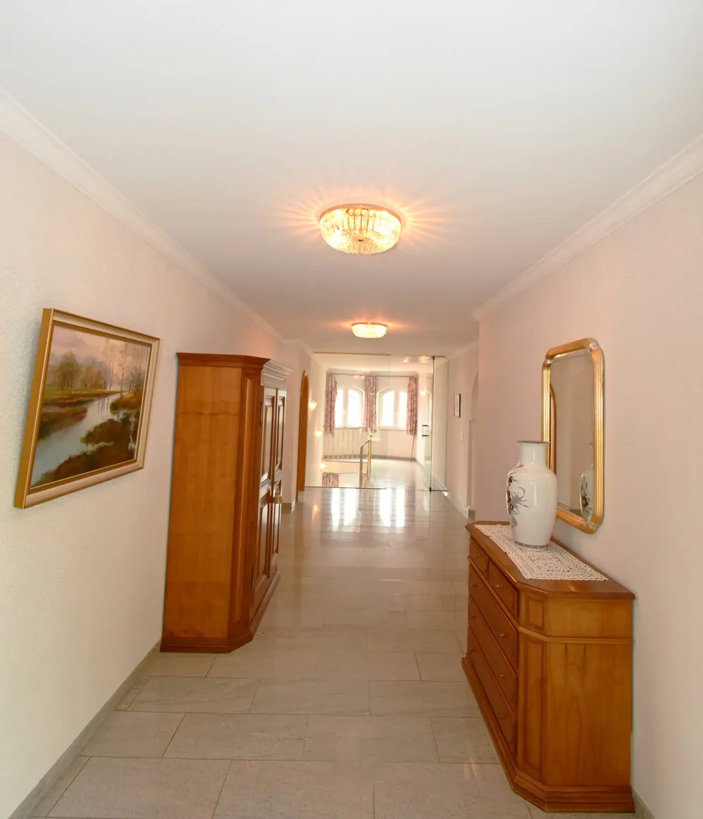 Anspruchsvolle Architektur in ruhige Lage mit ELW , Solaranlage und zwei innenliegenden Garagen!