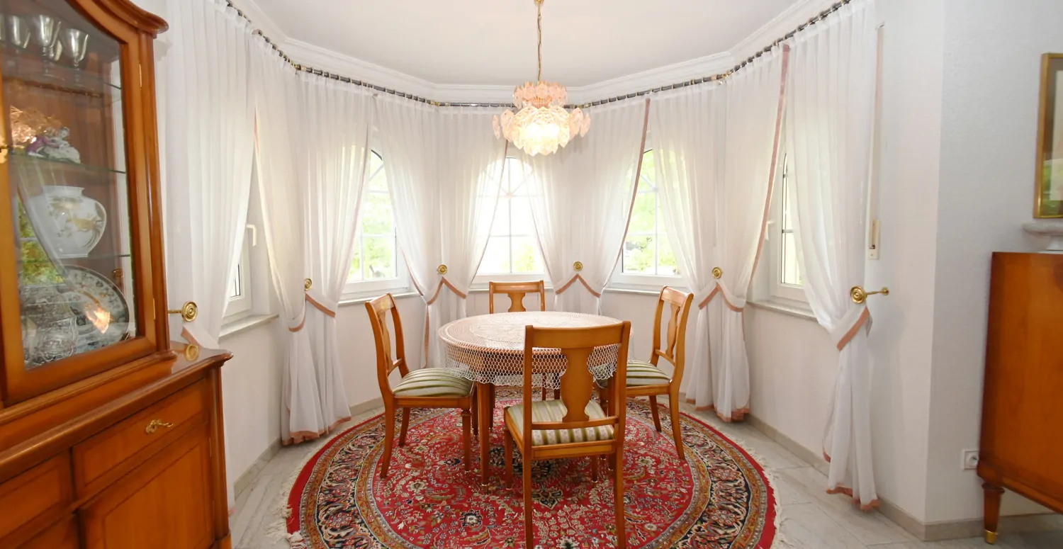 Anspruchsvolle Architektur in ruhige Lage mit ELW , Solaranlage und zwei innenliegenden Garagen!