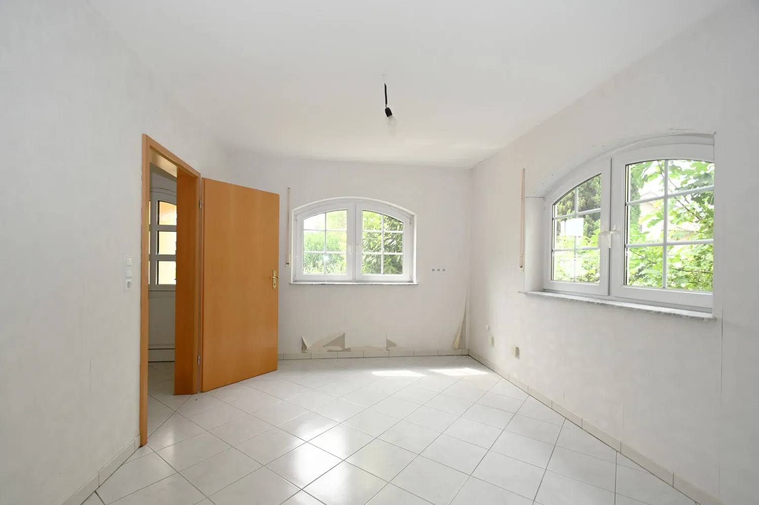 Architecture raffinée dans un quartier calme avec appartement indépendant, panneaux solaires et deux garages intégrés !