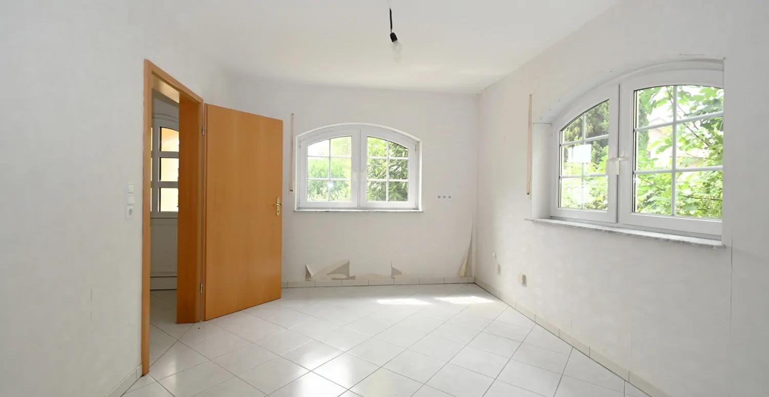 Anspruchsvolle Architektur in ruhige Lage mit ELW , Solaranlage und zwei innenliegenden Garagen!