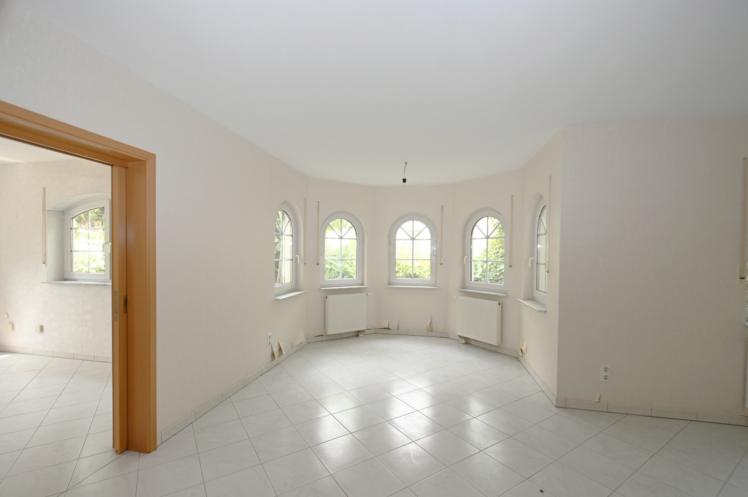 Anspruchsvolle Architektur in ruhige Lage mit ELW , Solaranlage und zwei innenliegenden Garagen!