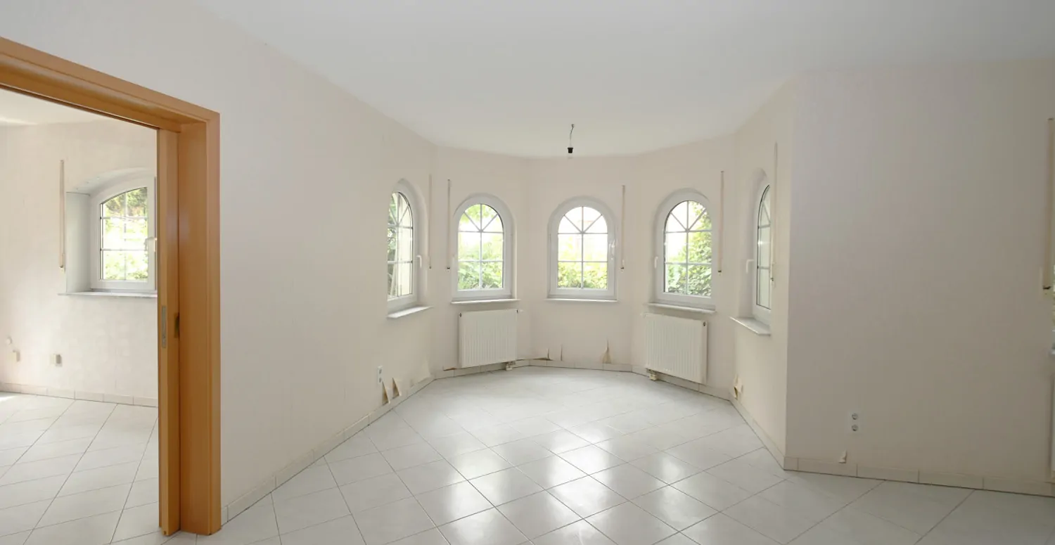 Anspruchsvolle Architektur in ruhige Lage mit ELW , Solaranlage und zwei innenliegenden Garagen!