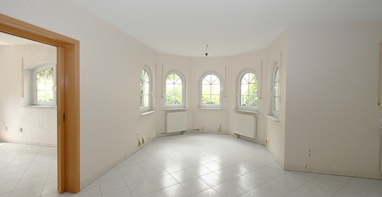 Anspruchsvolle Architektur in ruhige Lage mit ELW , Solaranlage und zwei innenliegenden Garagen!