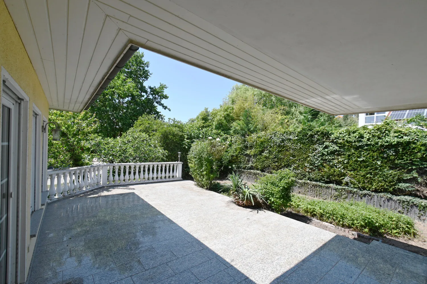 Architecture raffinée dans un quartier calme avec appartement indépendant, panneaux solaires et deux garages intégrés !
