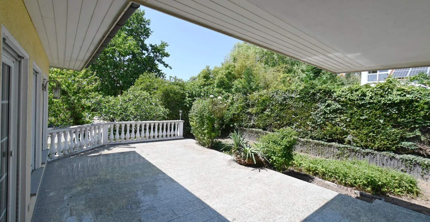 Anspruchsvolle Architektur in ruhige Lage mit ELW , Solaranlage und zwei innenliegenden Garagen!