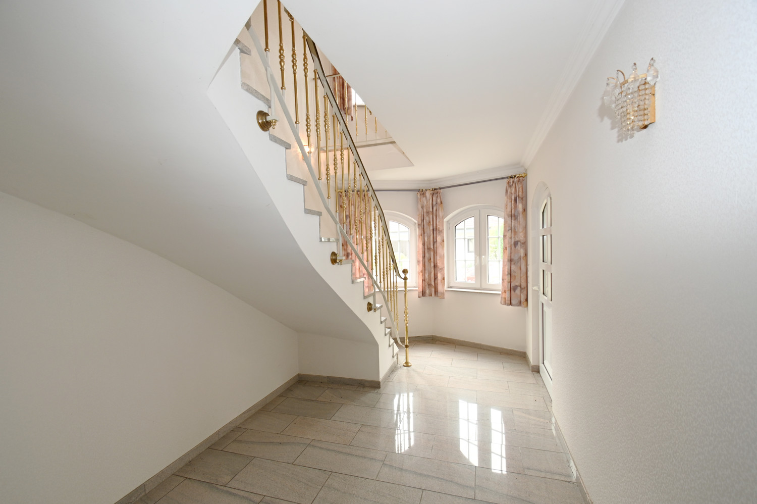 Anspruchsvolle Architektur in ruhige Lage mit ELW , Solaranlage und zwei innenliegenden Garagen!