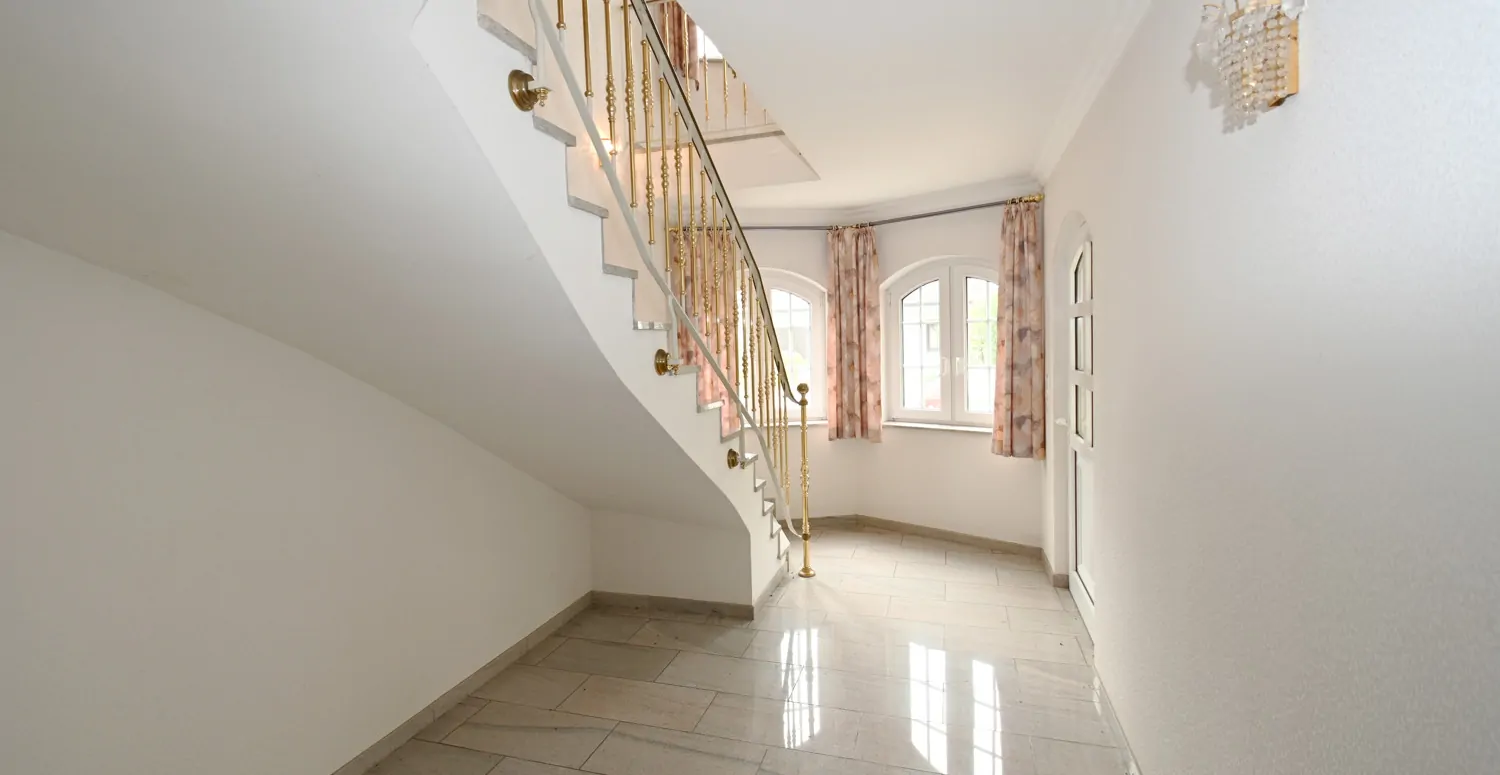 Anspruchsvolle Architektur in ruhige Lage mit ELW , Solaranlage und zwei innenliegenden Garagen!