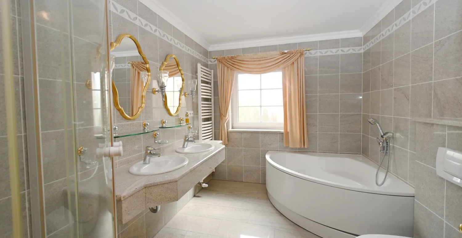 Anspruchsvolle Architektur in ruhige Lage mit ELW , Solaranlage und zwei innenliegenden Garagen!