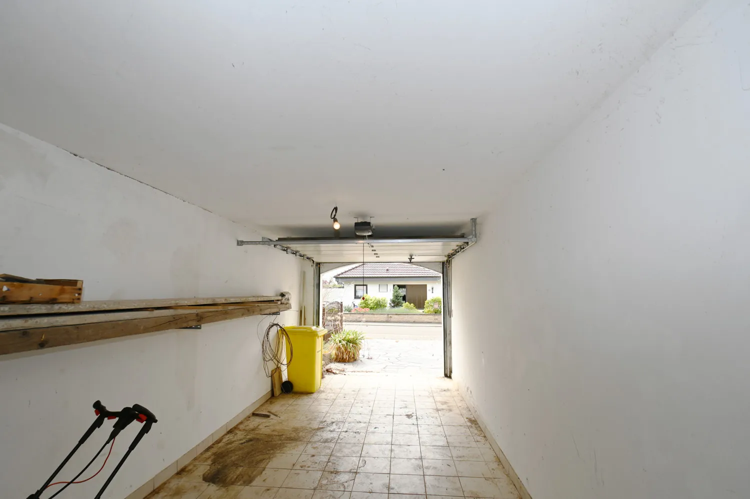 Architecture raffinée dans un quartier calme avec appartement indépendant, panneaux solaires et deux garages intégrés !