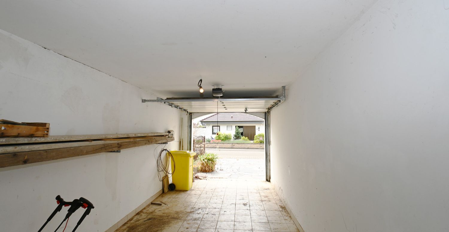 Anspruchsvolle Architektur in ruhige Lage mit ELW , Solaranlage und zwei innenliegenden Garagen!