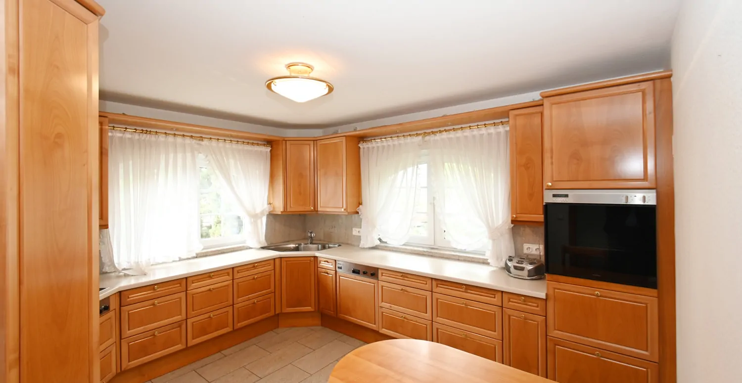 Anspruchsvolle Architektur in ruhige Lage mit ELW , Solaranlage und zwei innenliegenden Garagen!