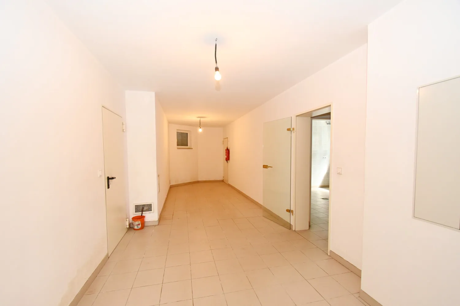 Architecture raffinée dans un quartier calme avec appartement indépendant, panneaux solaires et deux garages intégrés !