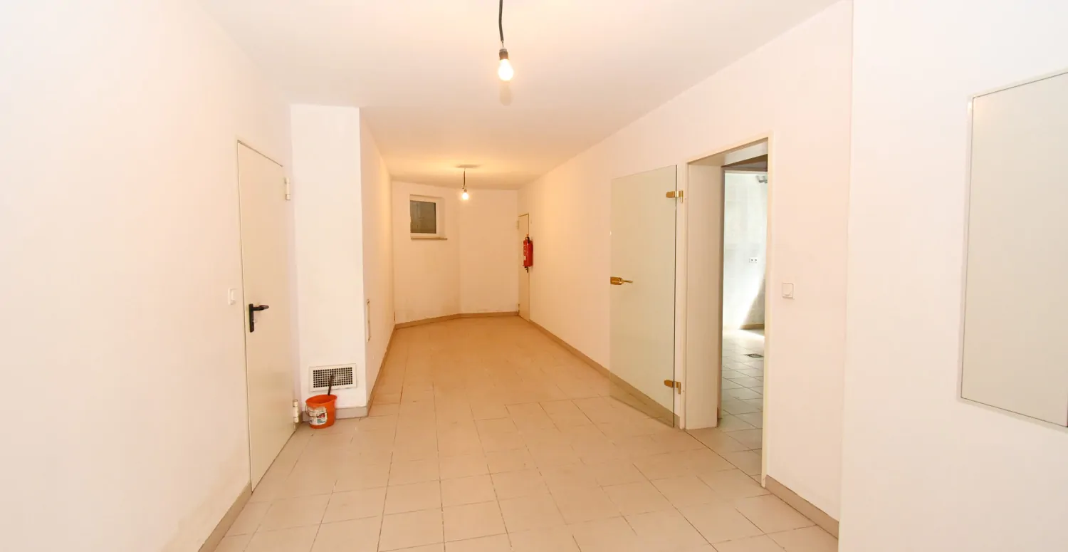 Anspruchsvolle Architektur in ruhige Lage mit ELW , Solaranlage und zwei innenliegenden Garagen!