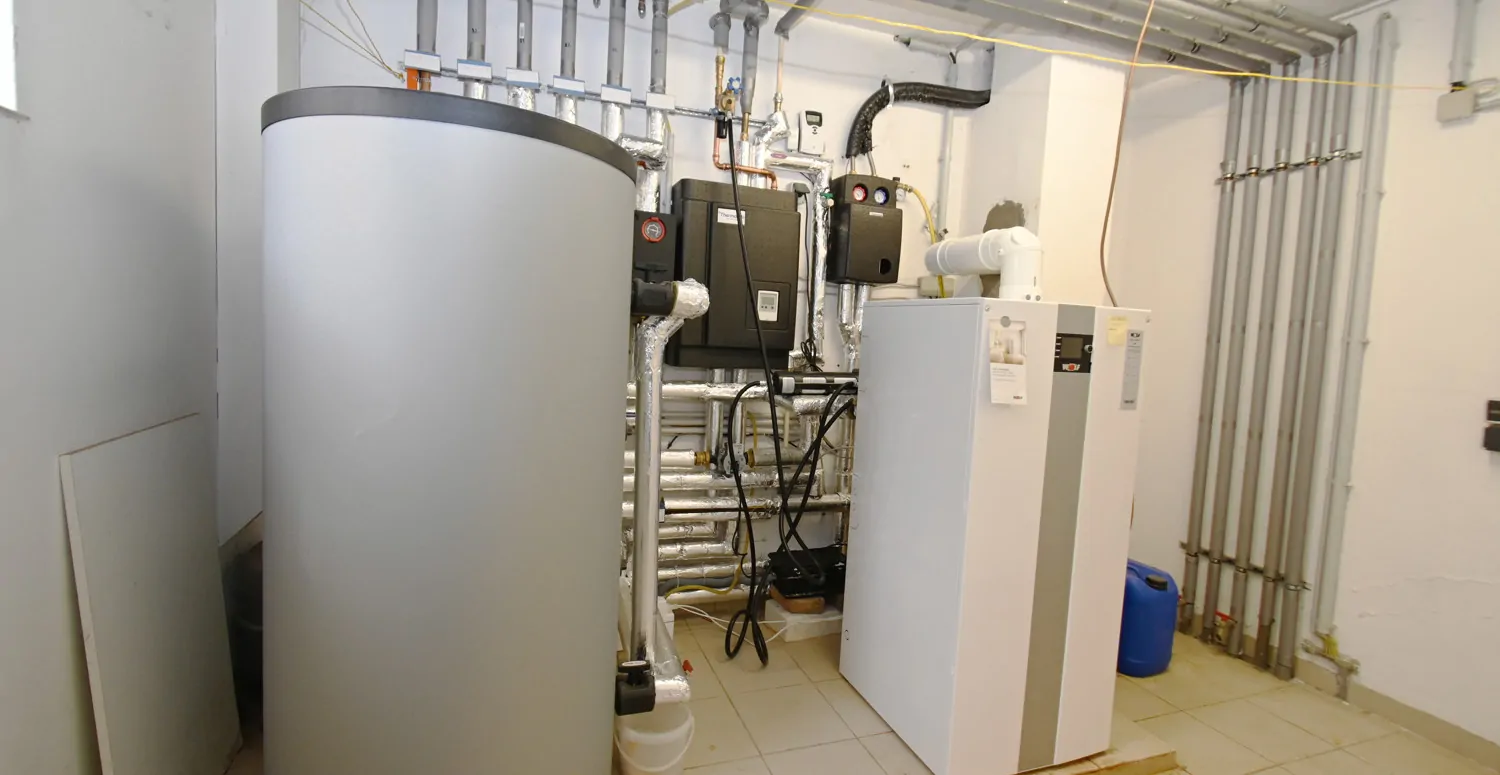 Anspruchsvolle Architektur in ruhige Lage mit ELW , Solaranlage und zwei innenliegenden Garagen!