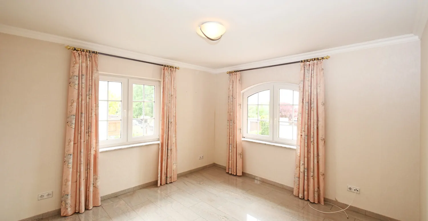 Anspruchsvolle Architektur in ruhige Lage mit ELW , Solaranlage und zwei innenliegenden Garagen!