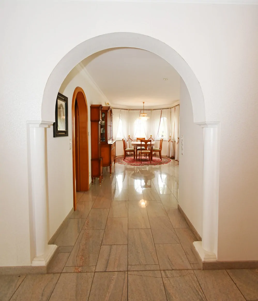 Anspruchsvolle Architektur in ruhige Lage mit ELW , Solaranlage und zwei innenliegenden Garagen!