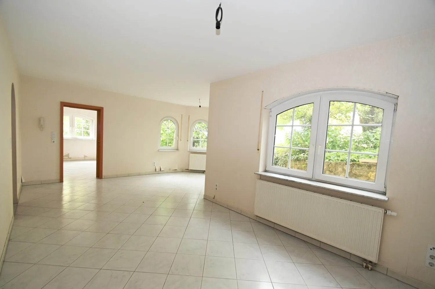 Architecture raffinée dans un quartier calme avec appartement indépendant, panneaux solaires et deux garages intégrés !
