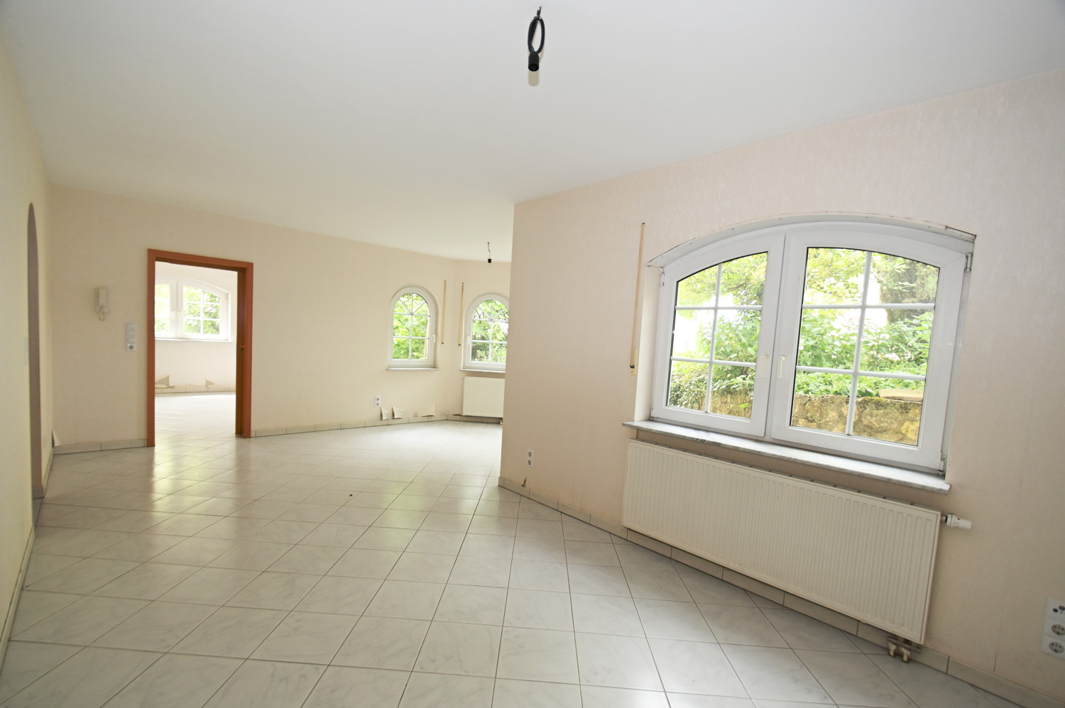 Anspruchsvolle Architektur in ruhige Lage mit ELW , Solaranlage und zwei innenliegenden Garagen!
