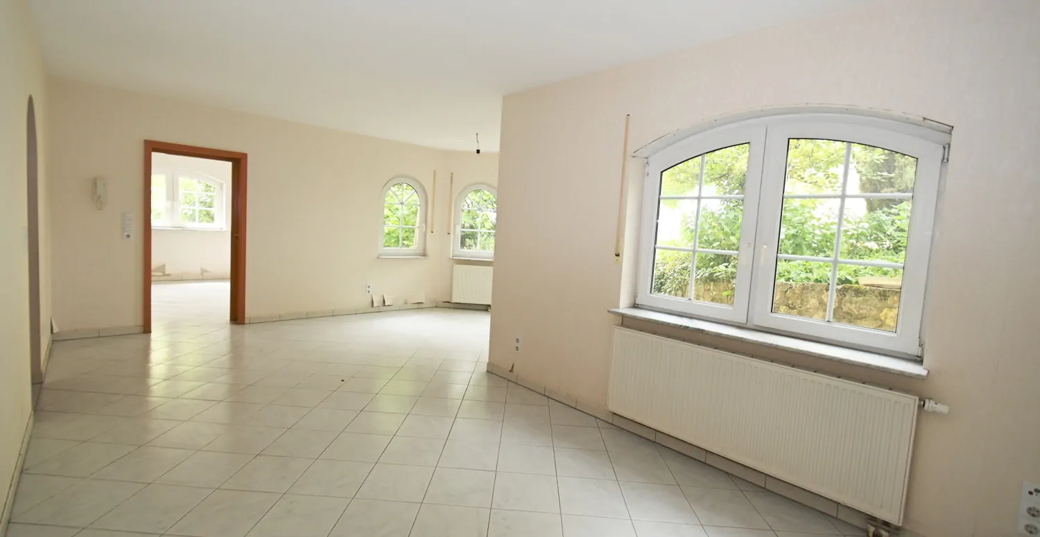 Anspruchsvolle Architektur in ruhige Lage mit ELW , Solaranlage und zwei innenliegenden Garagen!