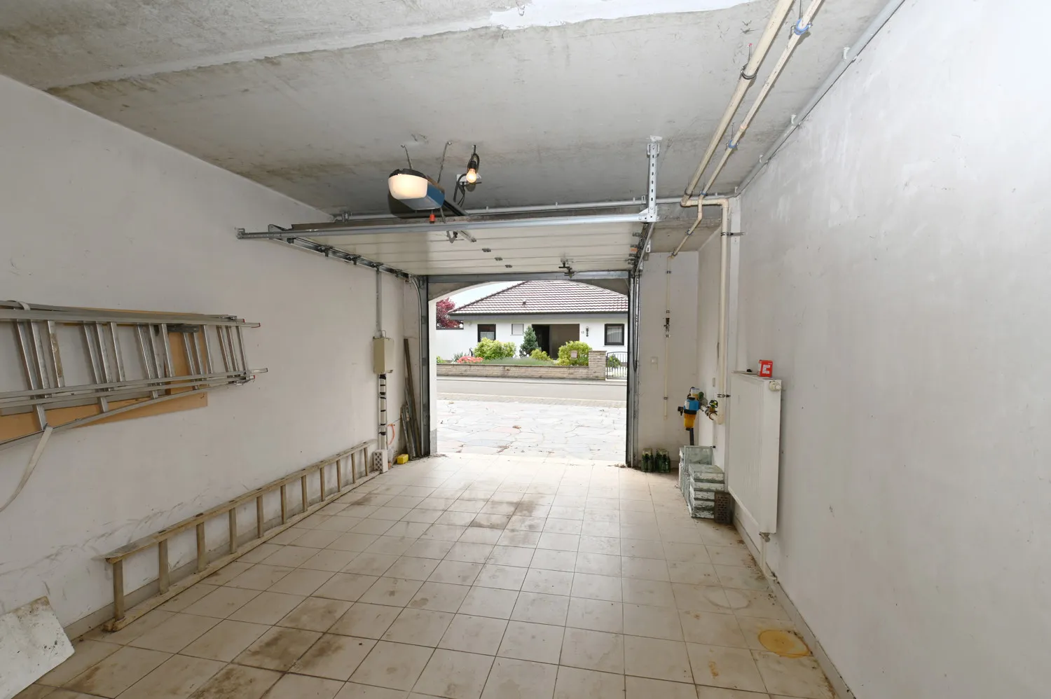 Architecture raffinée dans un quartier calme avec appartement indépendant, panneaux solaires et deux garages intégrés !