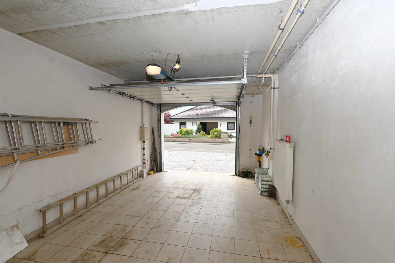 Anspruchsvolle Architektur in ruhige Lage mit ELW , Solaranlage und zwei innenliegenden Garagen!