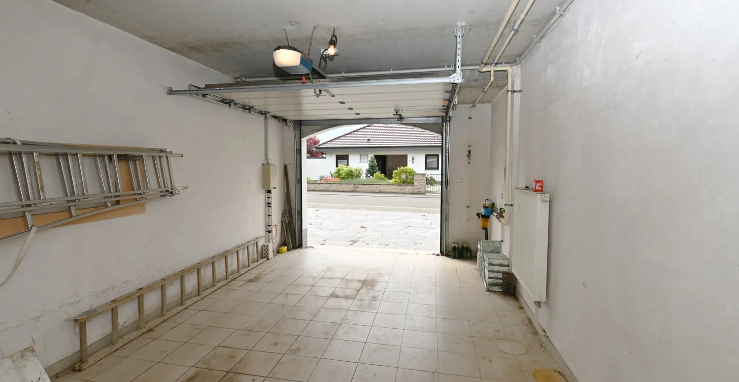 Anspruchsvolle Architektur in ruhige Lage mit ELW , Solaranlage und zwei innenliegenden Garagen!