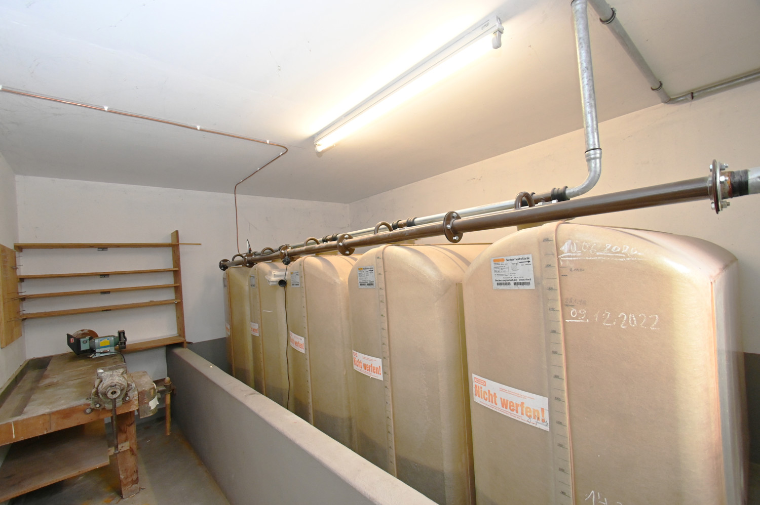 Anspruchsvolle Architektur in ruhige Lage mit ELW , Solaranlage und zwei innenliegenden Garagen!