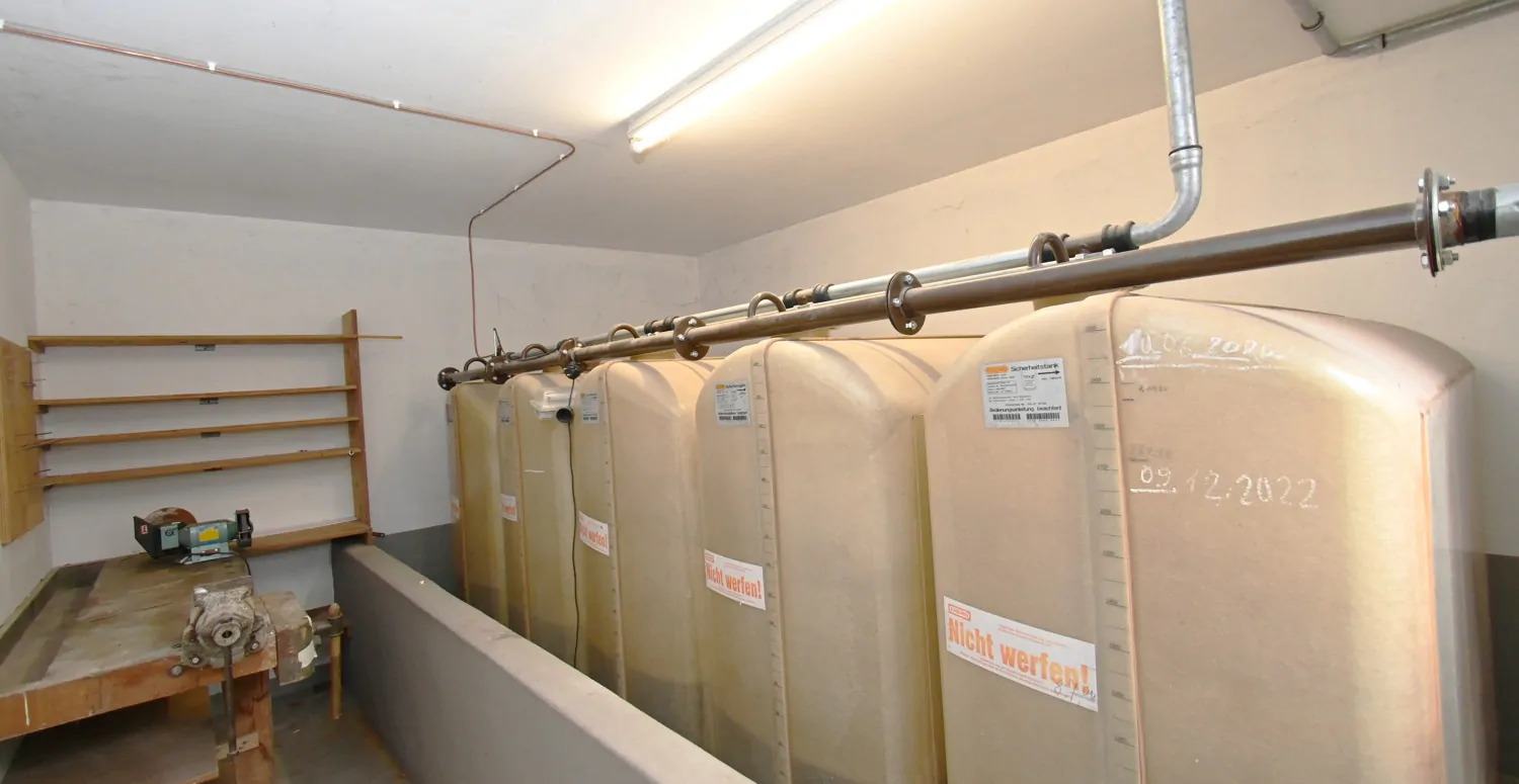 Anspruchsvolle Architektur in ruhige Lage mit ELW , Solaranlage und zwei innenliegenden Garagen!