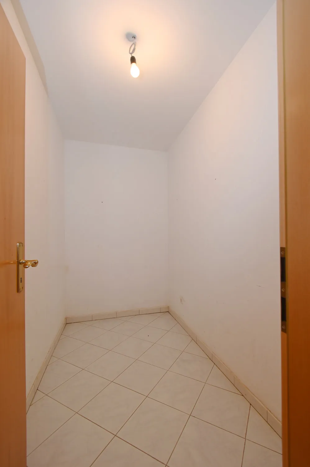 Architecture raffinée dans un quartier calme avec appartement indépendant, panneaux solaires et deux garages intégrés !