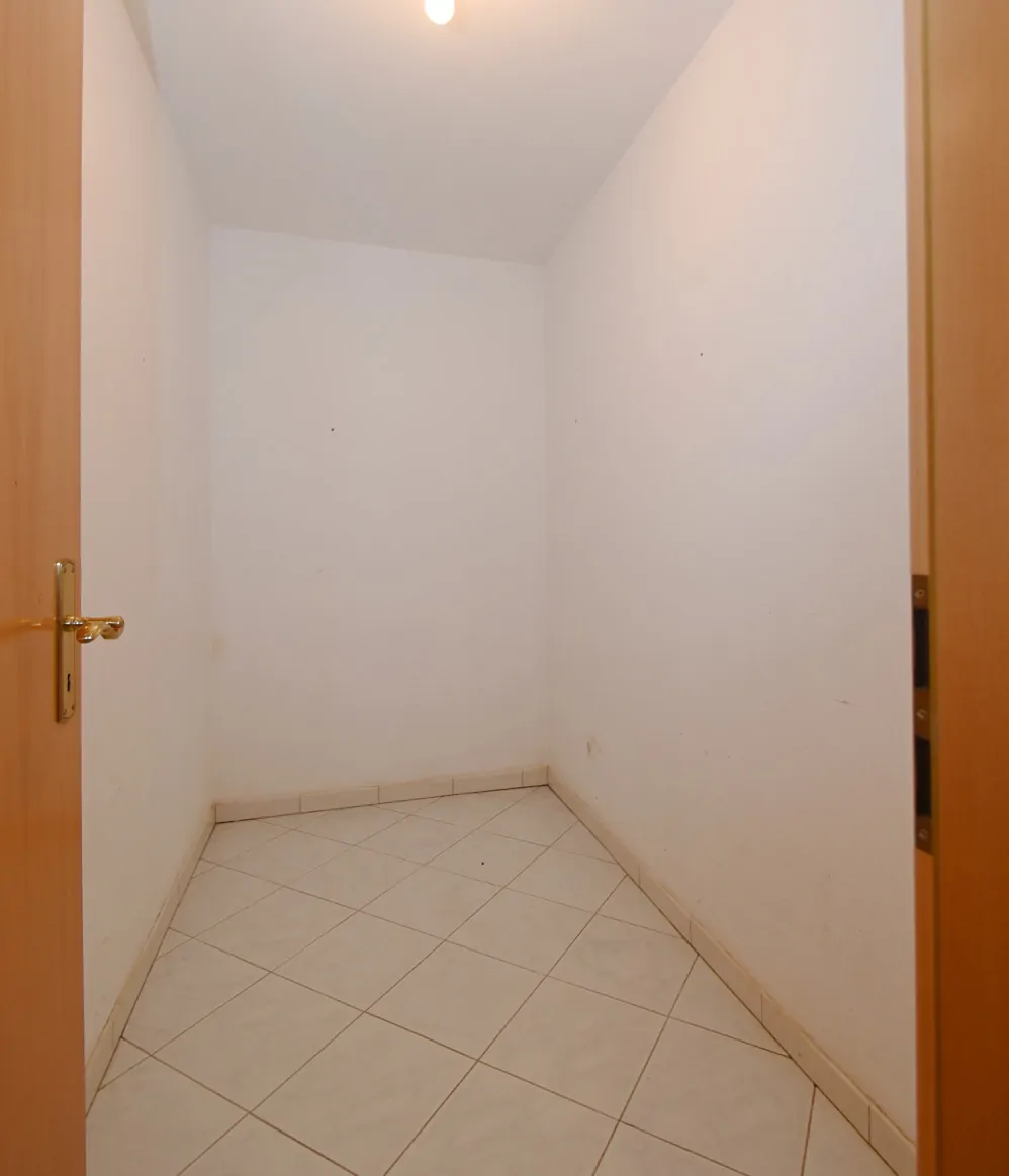 Anspruchsvolle Architektur in ruhige Lage mit ELW , Solaranlage und zwei innenliegenden Garagen!