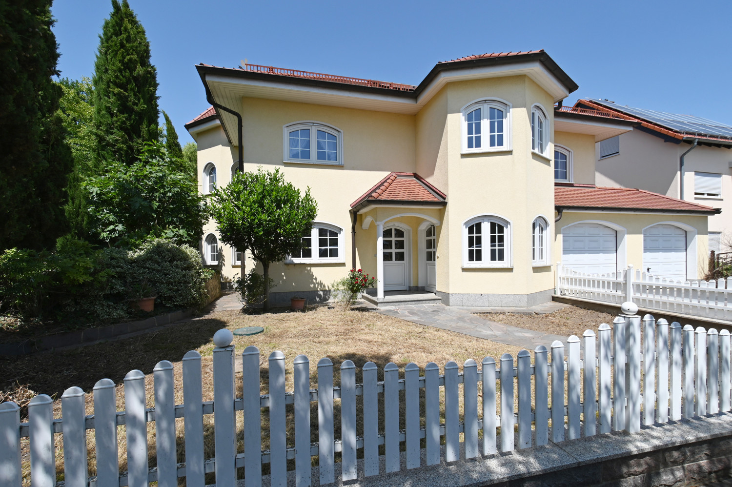 Anspruchsvolle Architektur in ruhige Lage mit ELW , Solaranlage und zwei innenliegenden Garagen!