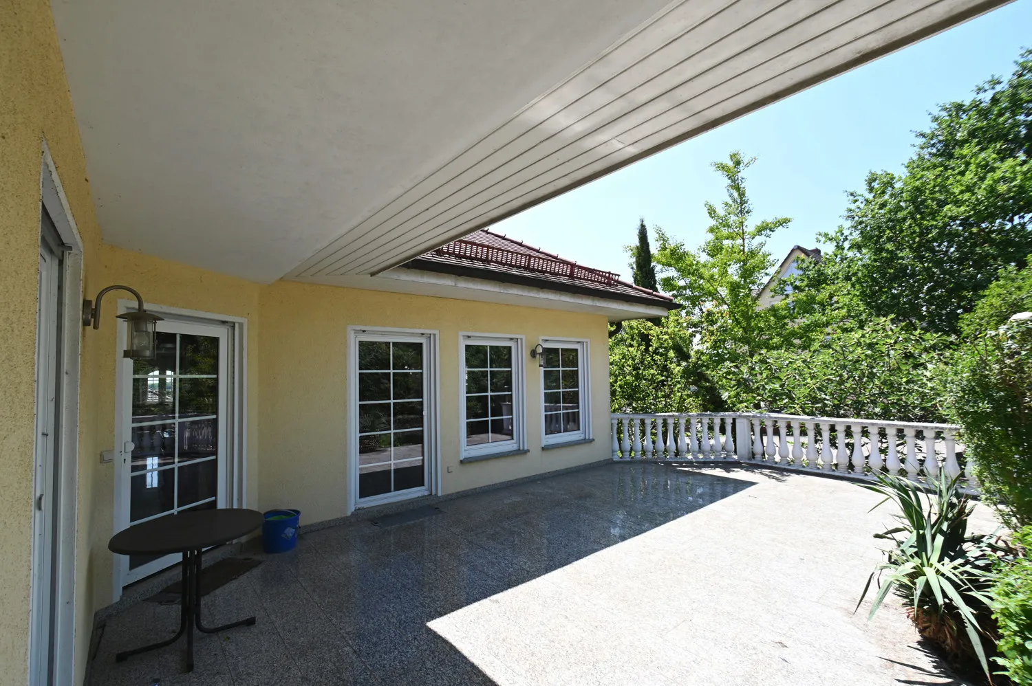 Architecture raffinée dans un quartier calme avec appartement indépendant, panneaux solaires et deux garages intégrés !