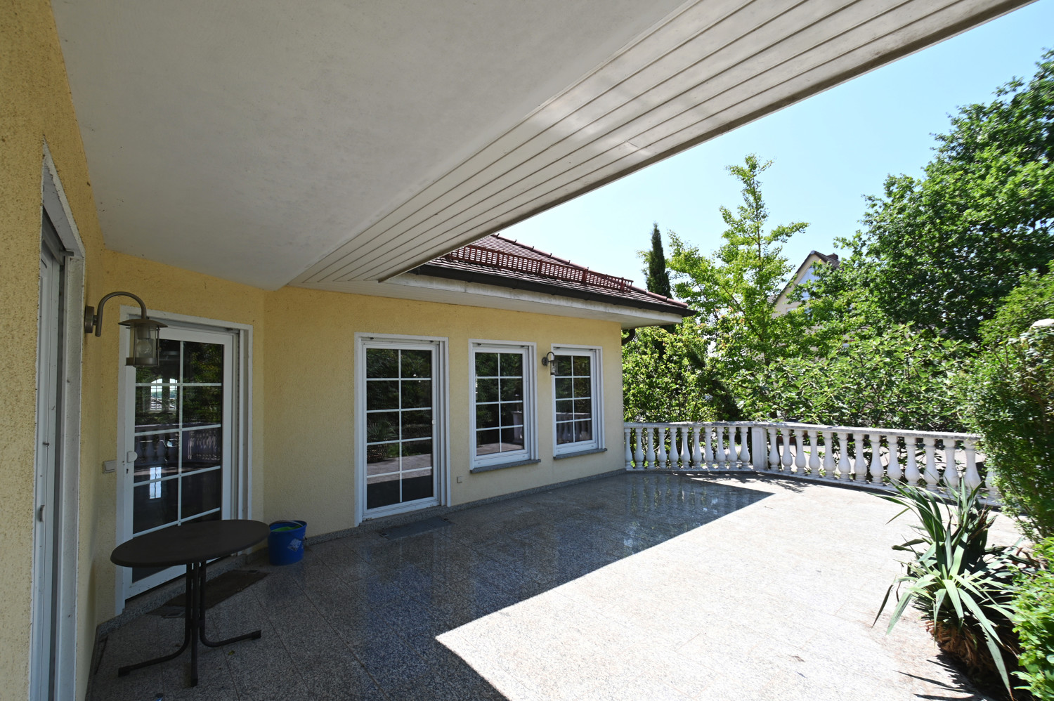 Anspruchsvolle Architektur in ruhige Lage mit ELW , Solaranlage und zwei innenliegenden Garagen!