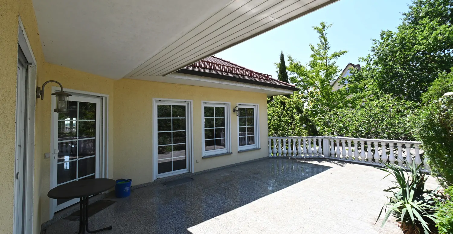 Anspruchsvolle Architektur in ruhige Lage mit ELW , Solaranlage und zwei innenliegenden Garagen!