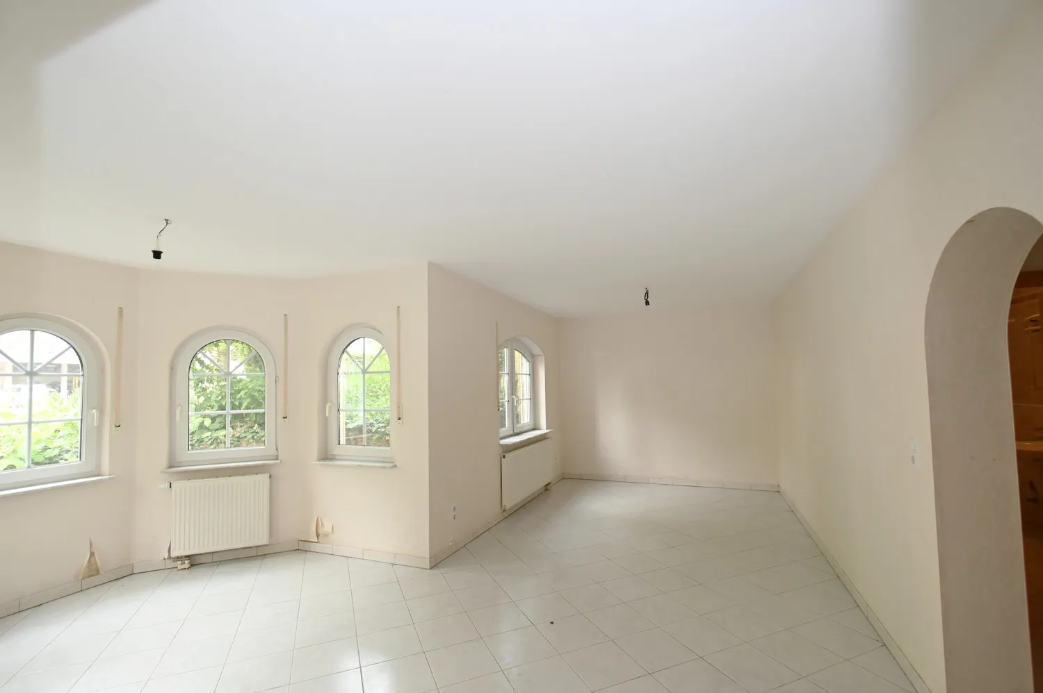 Architecture raffinée dans un quartier calme avec appartement indépendant, panneaux solaires et deux garages intégrés !