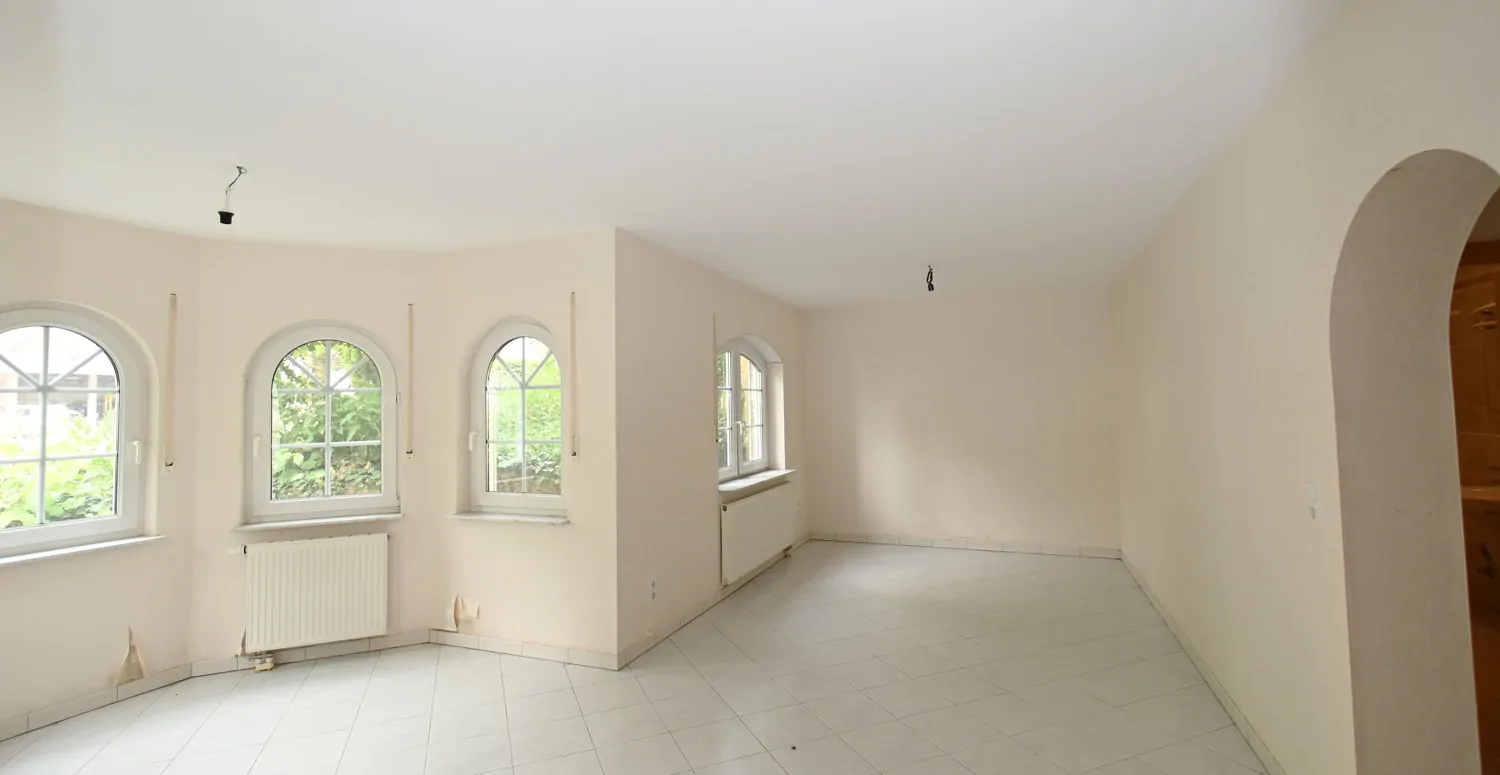 Anspruchsvolle Architektur in ruhige Lage mit ELW , Solaranlage und zwei innenliegenden Garagen!