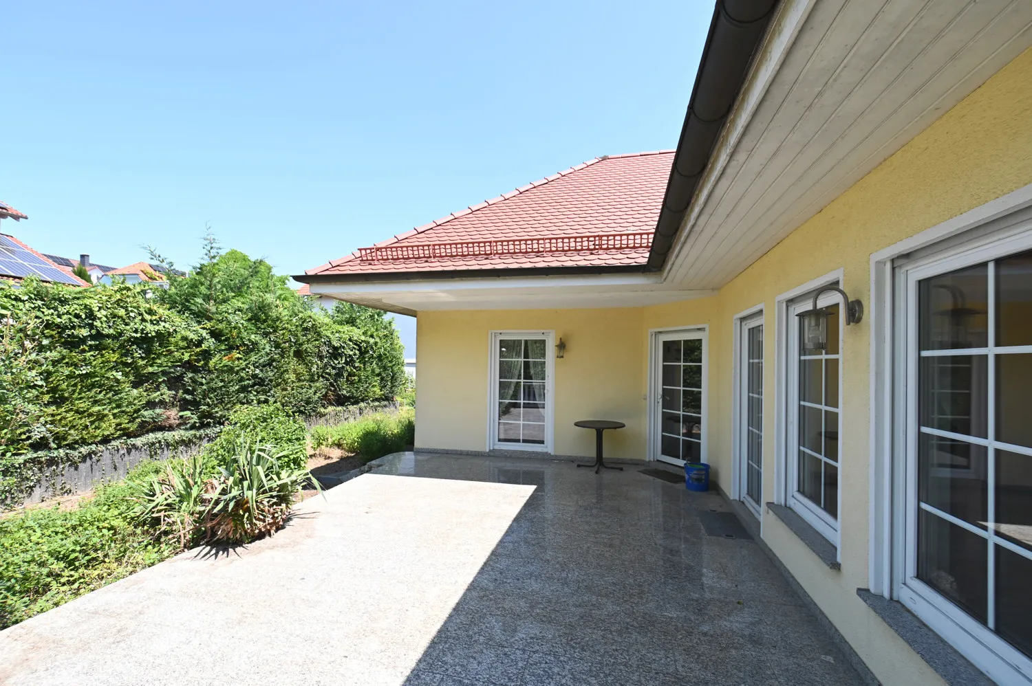 Architecture raffinée dans un quartier calme avec appartement indépendant, panneaux solaires et deux garages intégrés !