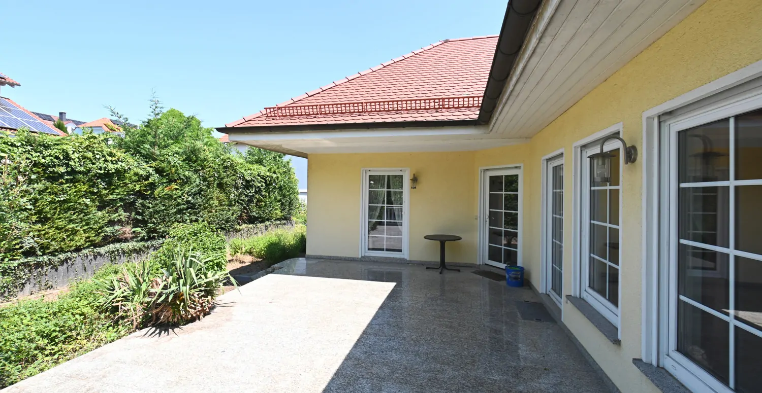 Anspruchsvolle Architektur in ruhige Lage mit ELW , Solaranlage und zwei innenliegenden Garagen!