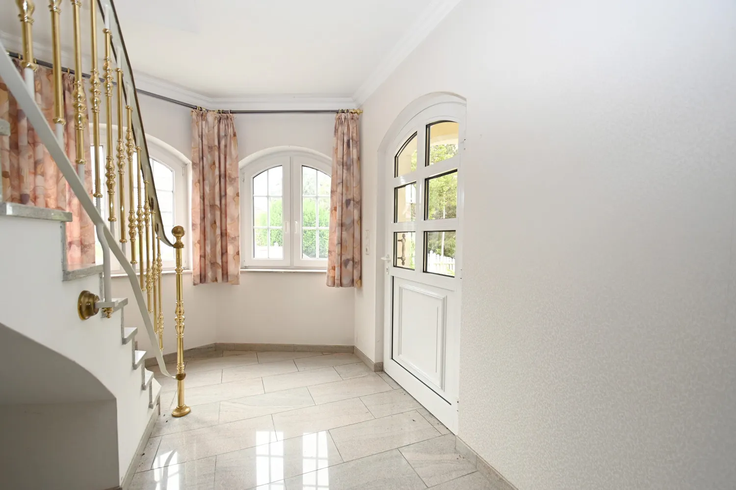 Architecture raffinée dans un quartier calme avec appartement indépendant, panneaux solaires et deux garages intégrés !