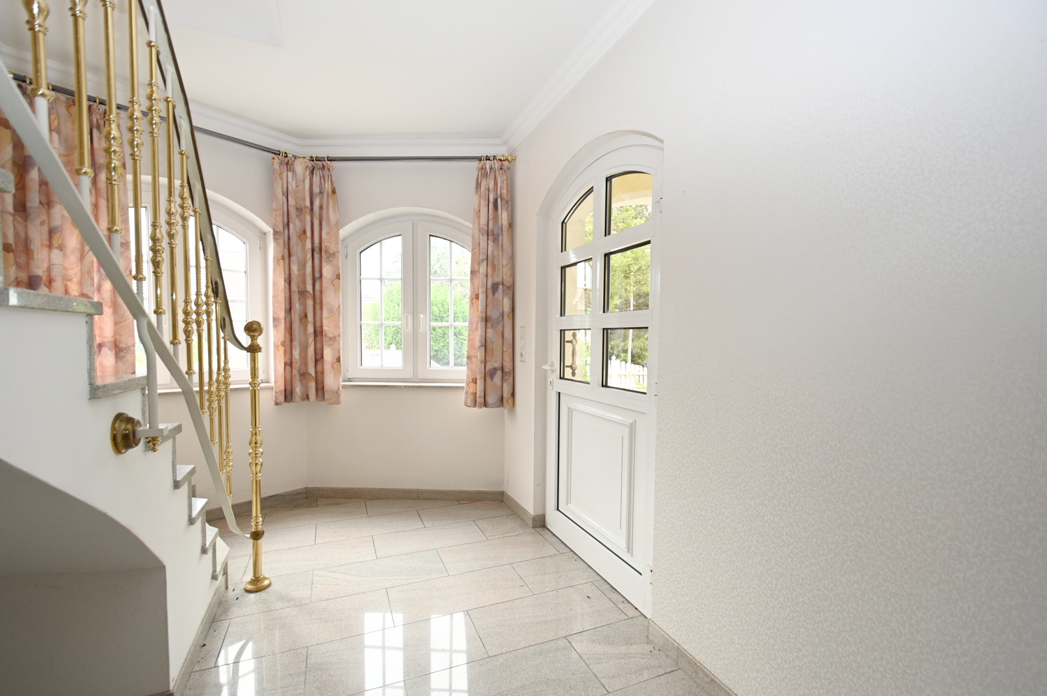 Anspruchsvolle Architektur in ruhige Lage mit ELW , Solaranlage und zwei innenliegenden Garagen!