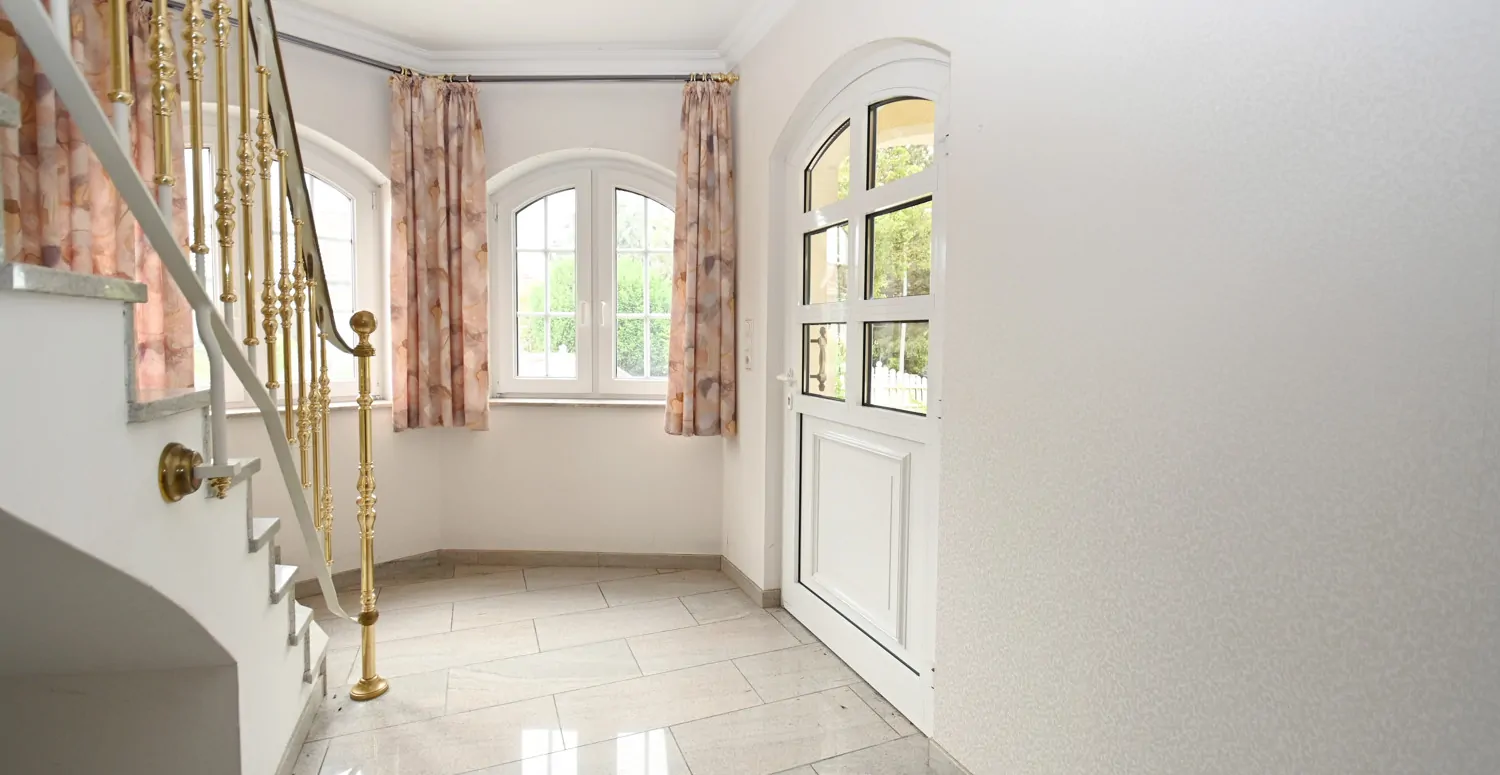 Anspruchsvolle Architektur in ruhige Lage mit ELW , Solaranlage und zwei innenliegenden Garagen!