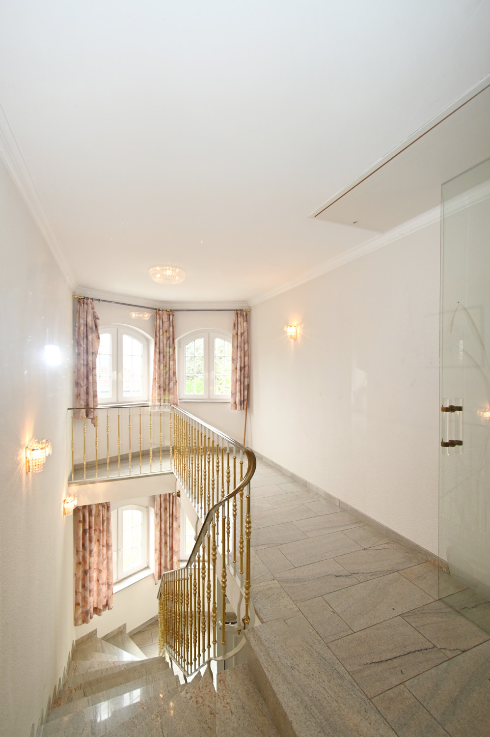 Anspruchsvolle Architektur in ruhige Lage mit ELW , Solaranlage und zwei innenliegenden Garagen!