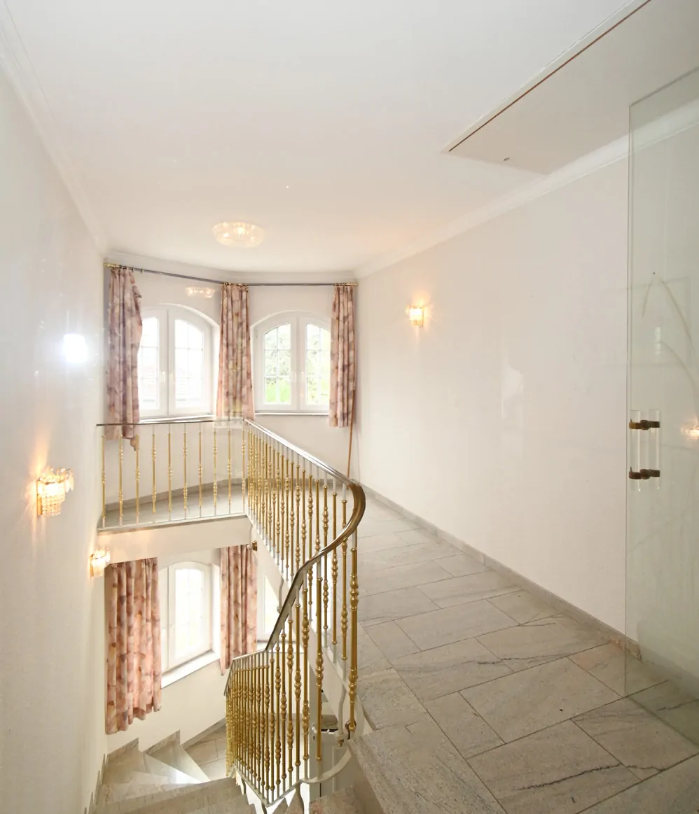 Anspruchsvolle Architektur in ruhige Lage mit ELW , Solaranlage und zwei innenliegenden Garagen!